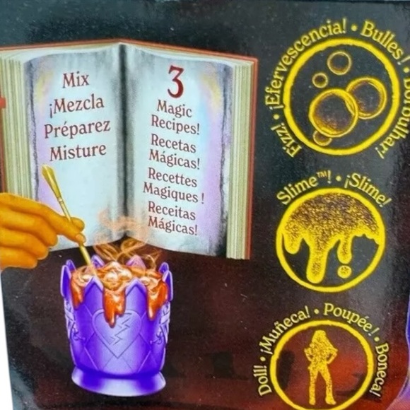 Disney Descendants: The Rise of Red Doll & Playset - The Sorcerer’s Cookbook Set - Picture 11 of 15